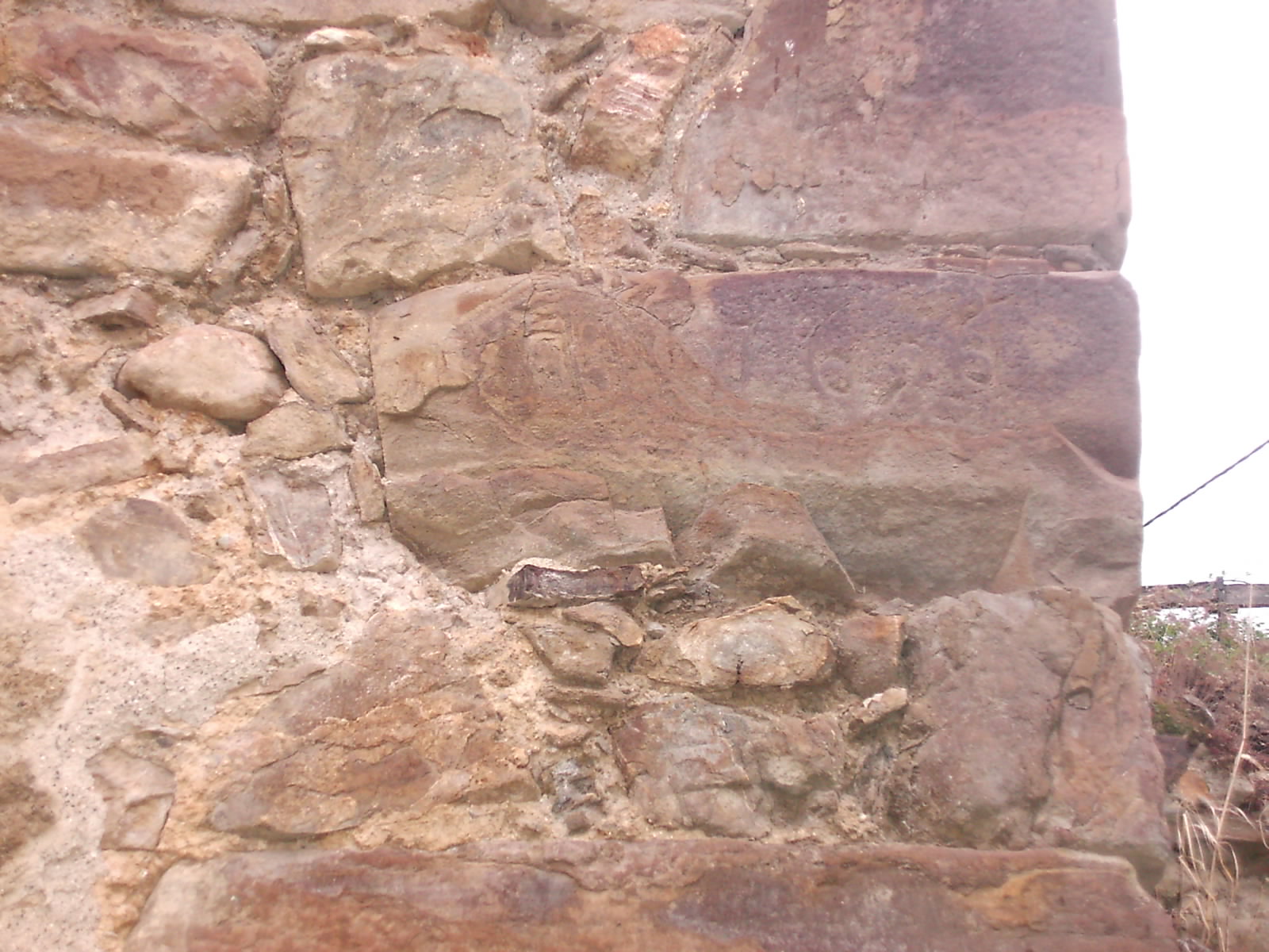 Piedra de la pared de la sacristía que se conserva en pie en la que figura el año de su construcción: 1686. Pinche para verlo más grande